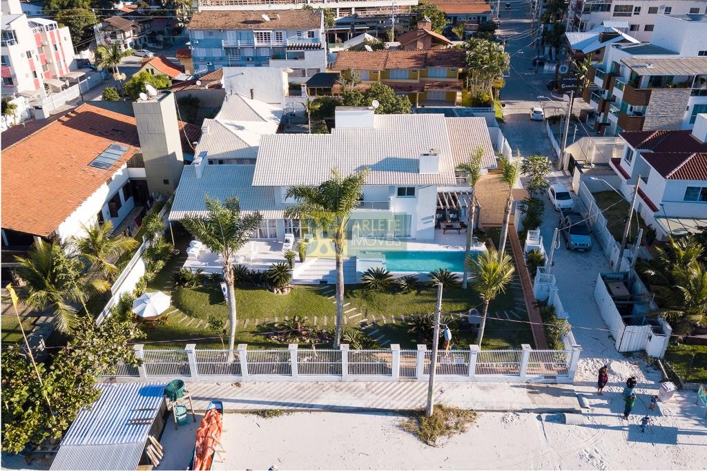 Frente al mar en Bombinhas con piscina y 6 habitaciones, 16 Personas